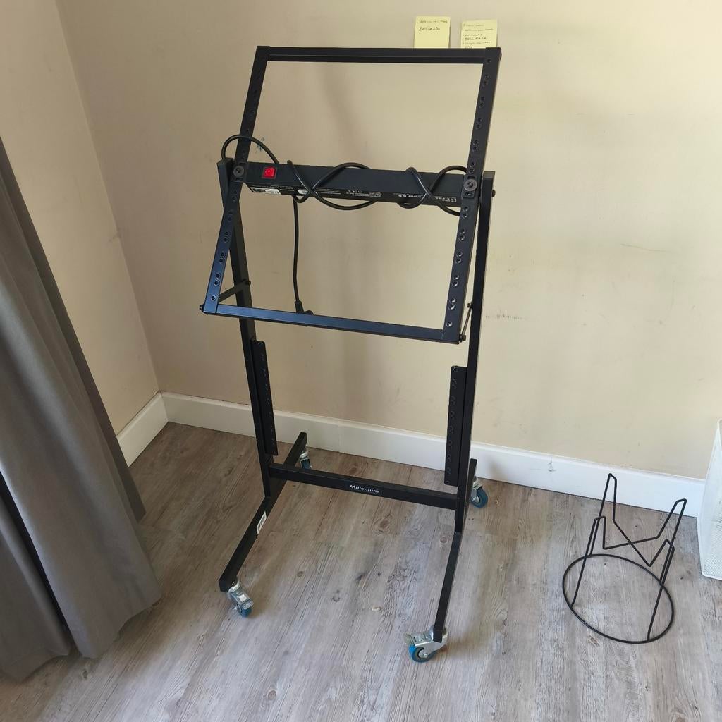 Millenium Rackstand met voeding en wielen, Muziek en Instrumenten, Standaards, Ophalen, Zo goed als nieuw, Instrumentstandaard