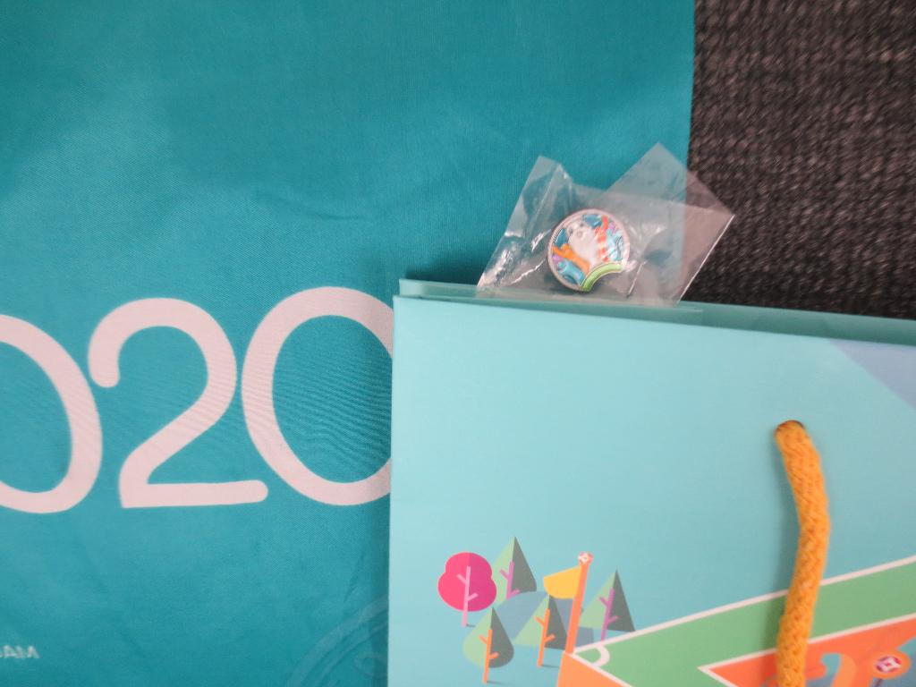 Voetbal UEFA 2020: EURO Vlag - Big Shopper en UEFA Pin Nieuw, Ophalen of Verzenden, Nieuw, Buitenlandse clubs, Overige typen