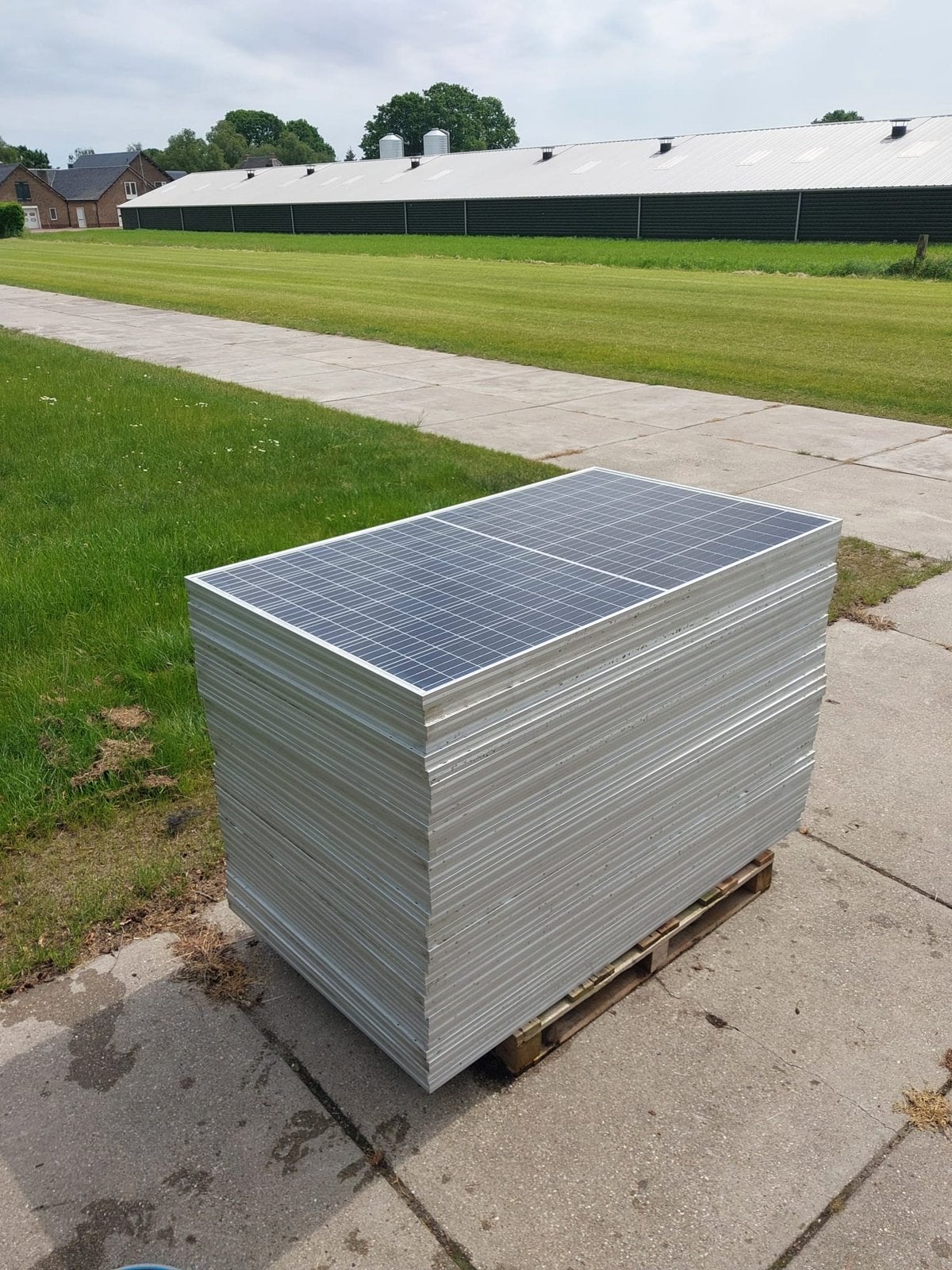 Grote partij zonnepanelen (210 stuks) en omvormer, Ophalen, Zo goed als nieuw, Compleet systeem, 200 wattpiek of meer