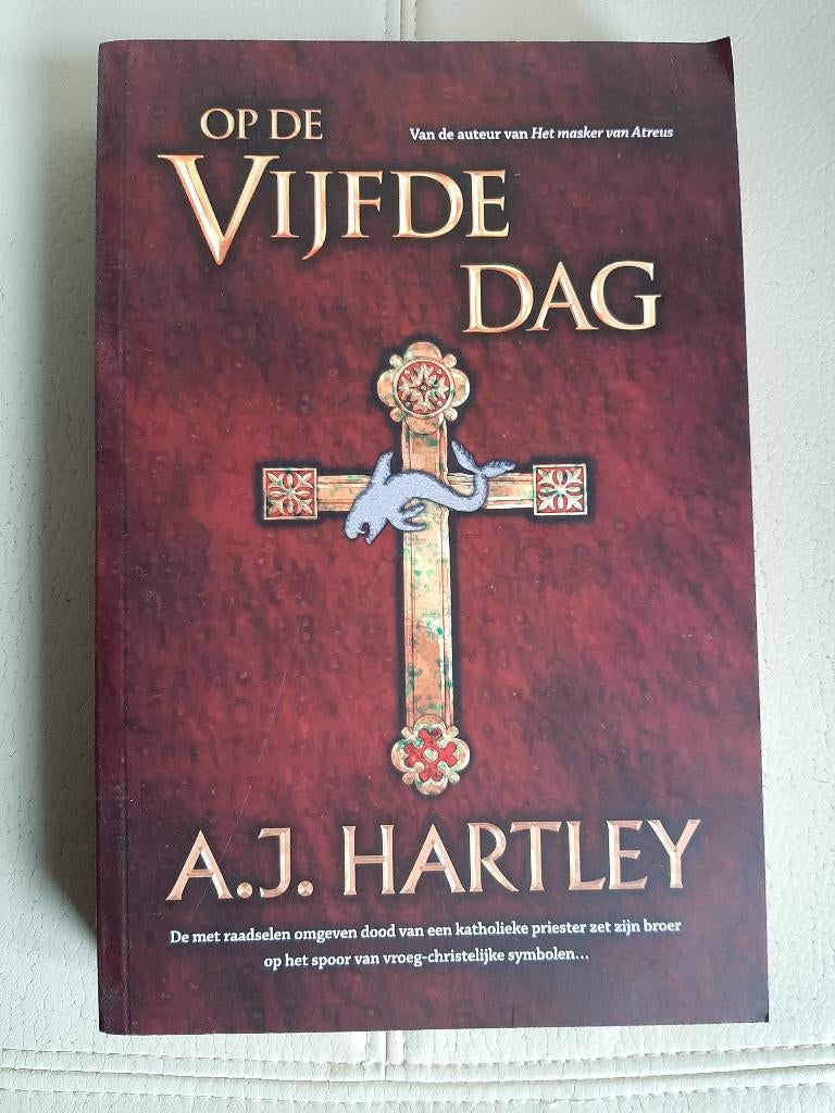 Op de vijfde dag - A.J. Hartley, Boeken, Thrillers, Zo goed als nieuw, Ophalen of Verzenden