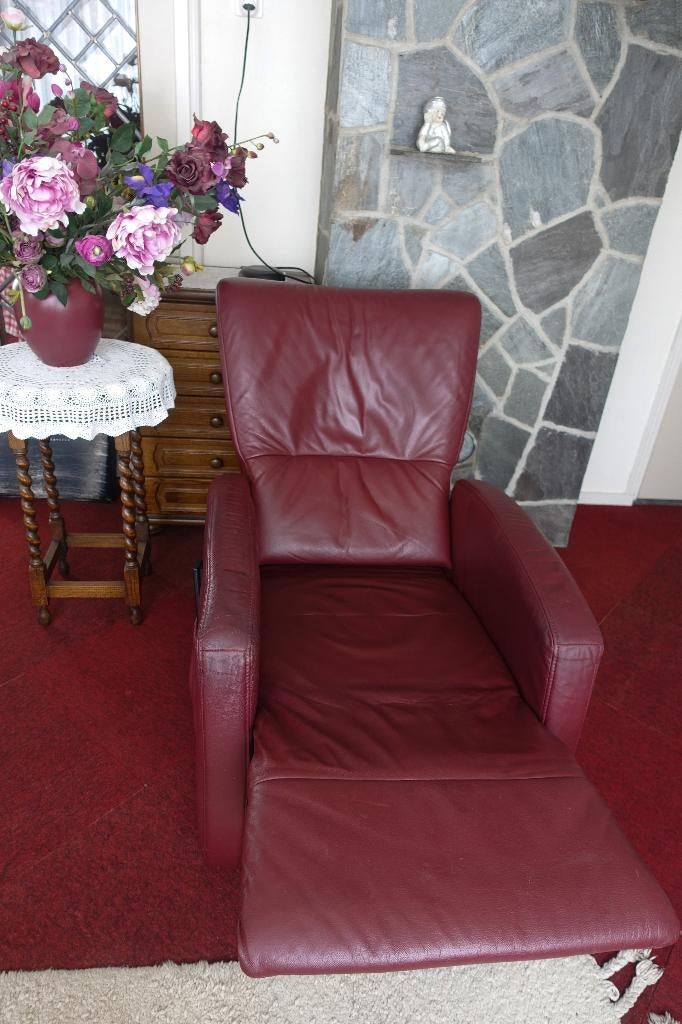 mooie smalle comfortabele bordeauxrode sta op fauteuil leer, Huis en Inrichting, Fauteuils, Ophalen, Zo goed als nieuw, 50 tot 75 cm