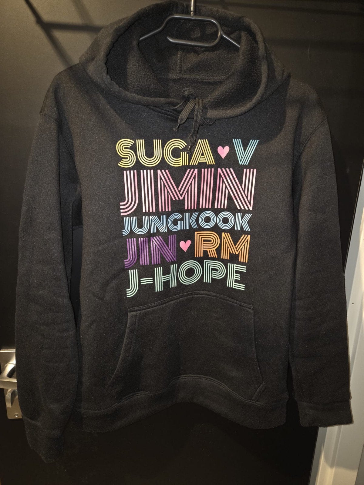 Bts kpop trui, zwarte trui met hun namen in kleuren, Maat 38/40 (M), Zwart, Ophalen of Verzenden, Zo goed als nieuw