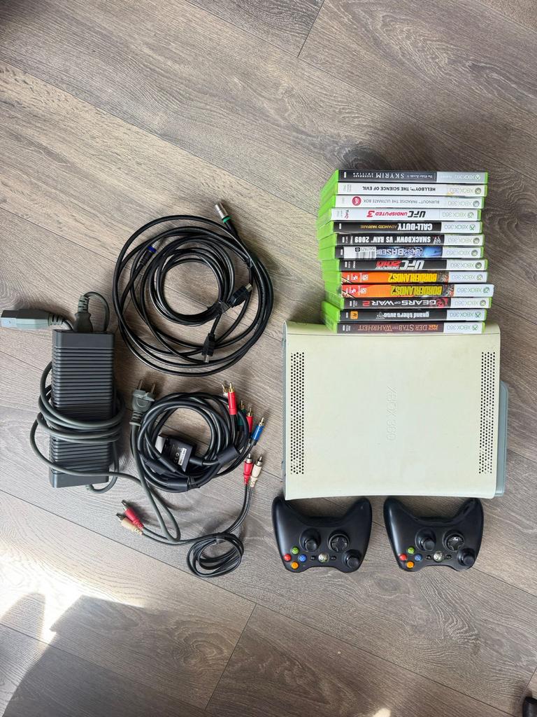 Xbox 360 met 13 games en 2 controllers, Ophalen of Verzenden, Zo goed als nieuw, Met 2 controllers