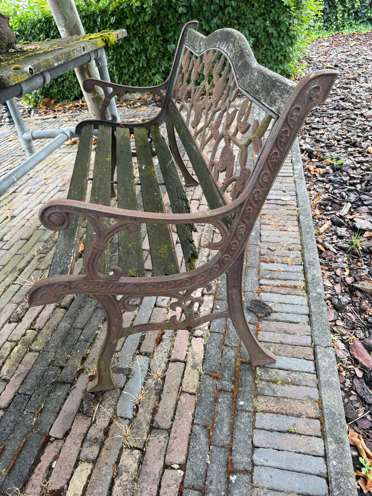 Antieke gietijzeren tuinbank met houten zitting, Ophalen