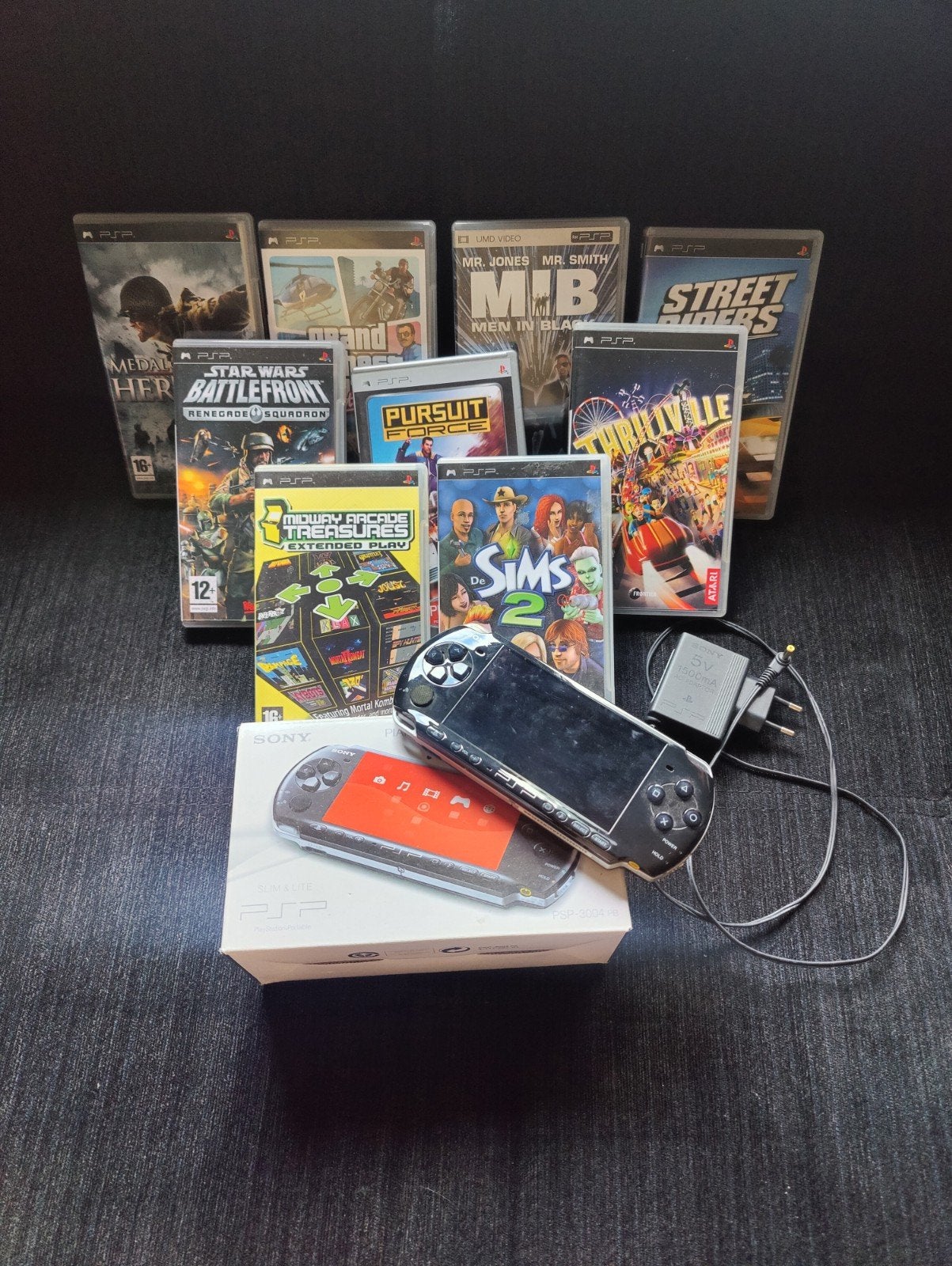 PSP 3004 in uitstekende staat met 9 spellen, Spelcomputers en Games, Met games, Ophalen of Verzenden, Zo goed als nieuw, PSP 3000