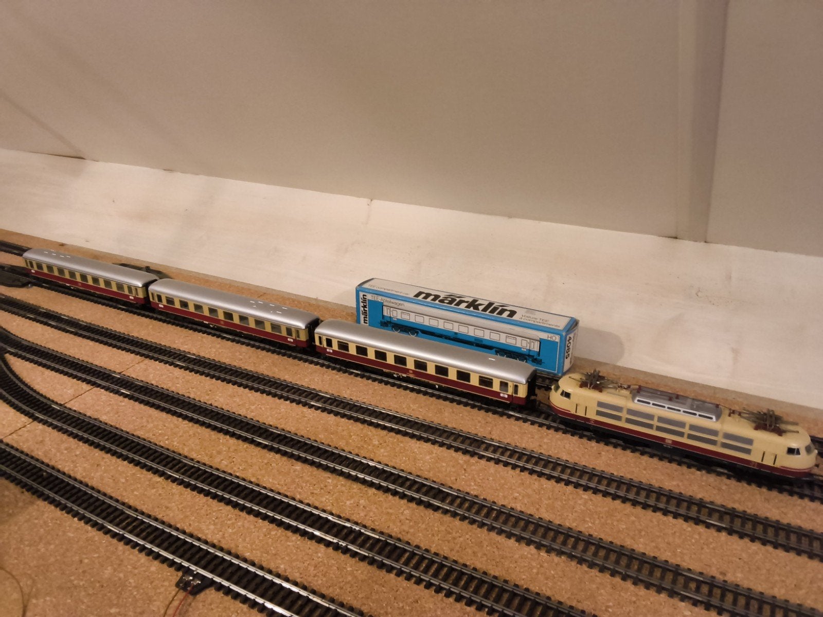 Set: Marklin H0 3054 DB103113-7 met 3 bijpassende rijtuigen, Hobby en Vrije tijd, Wisselstroom, Gebruikt, Locomotief, Ophalen of Verzenden