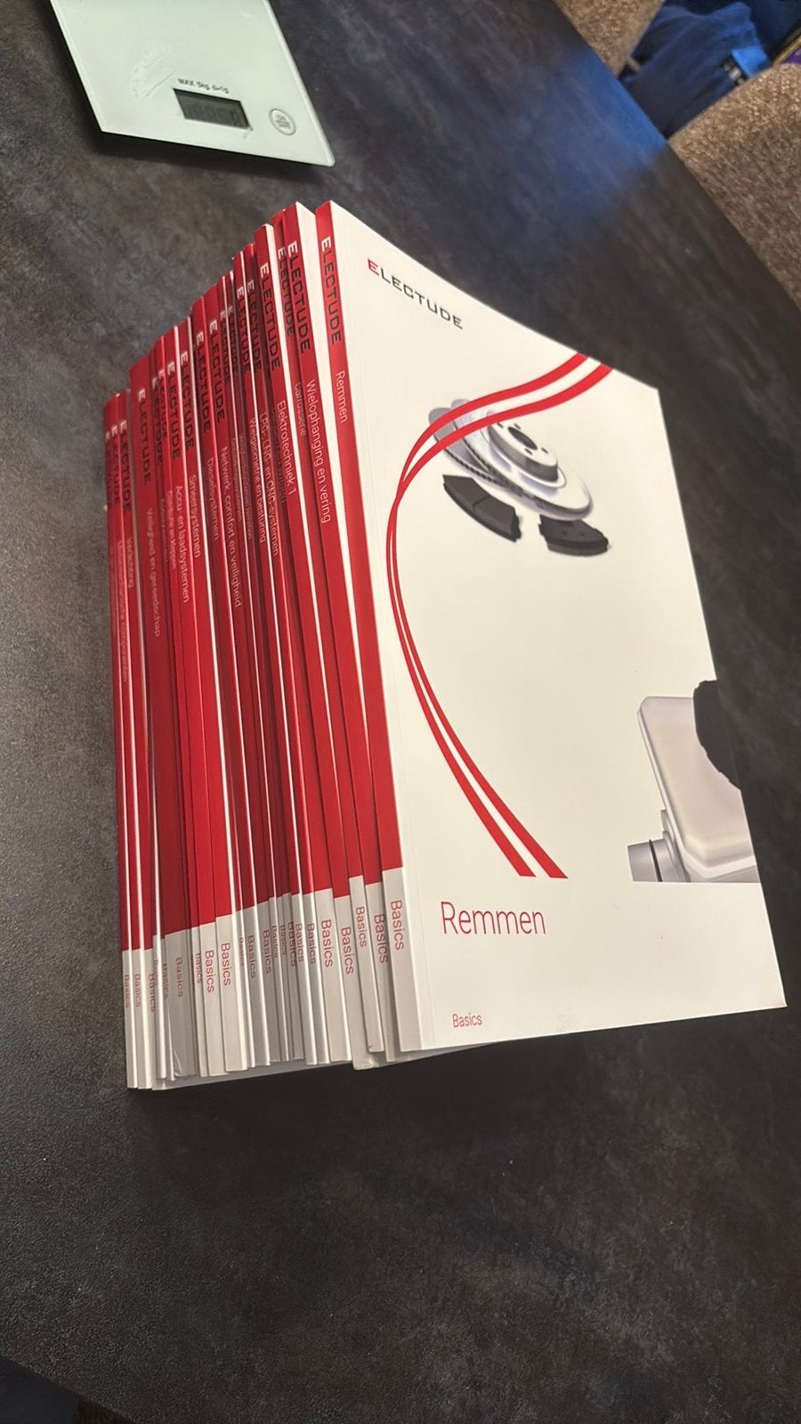 Electude  studieboeken MBO basis autotechnicus, Boeken, Schoolboeken, Overige vakken, Electude Development, Ophalen of Verzenden