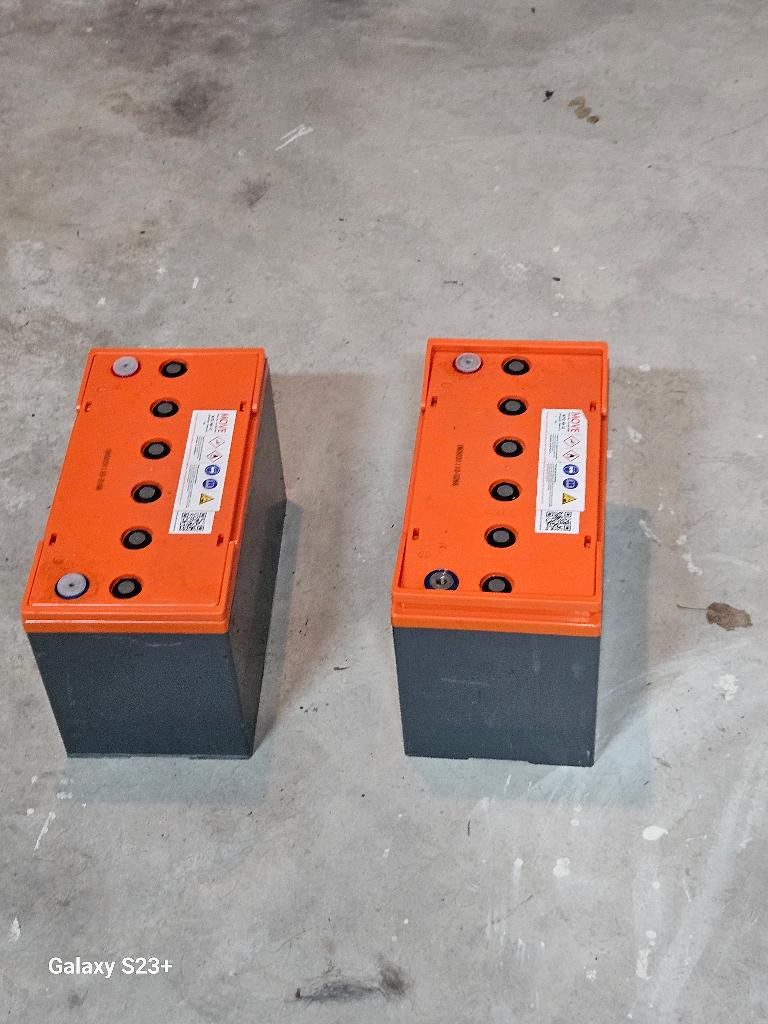accu's (2x) 12 volt 100 Ah + lader Wetac 24 V. scootmobiel., 10 km/u of minder, Gebruikt, 26 t/m 35 km, Ophalen