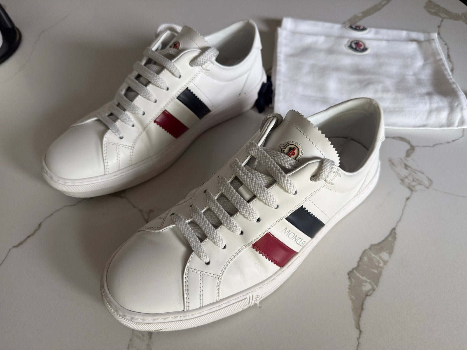 Moncler Sneakers Wit met Rood/Blauw Details maat 42, Ophalen of Verzenden, Zo goed als nieuw, Wit, Sneakers of Gympen