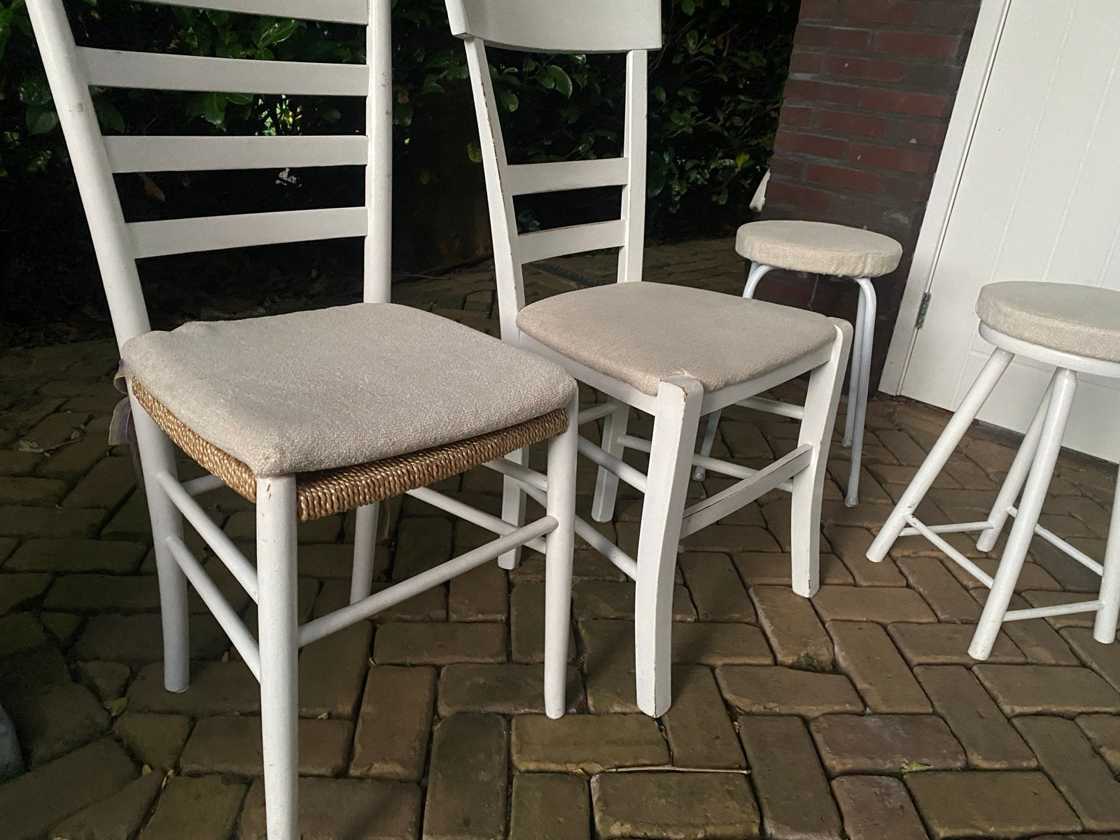2 houten stoeltjes en 2 krukjes - wit met stoffen bekleding, Ophalen, Gebruikt, Wit, Vier