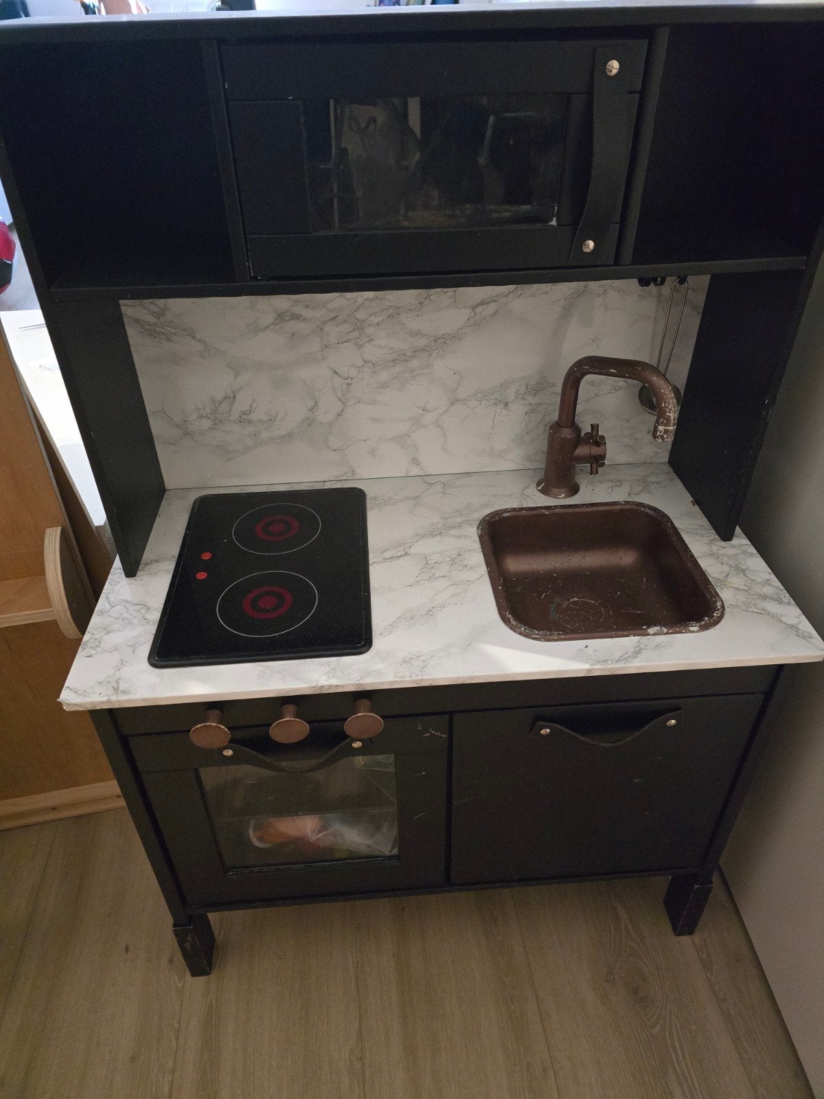 Zwarte kinderkeuken met marmerlook en accessoires, Ophalen, Gebruikt, Meubelstuk of Keukentje
