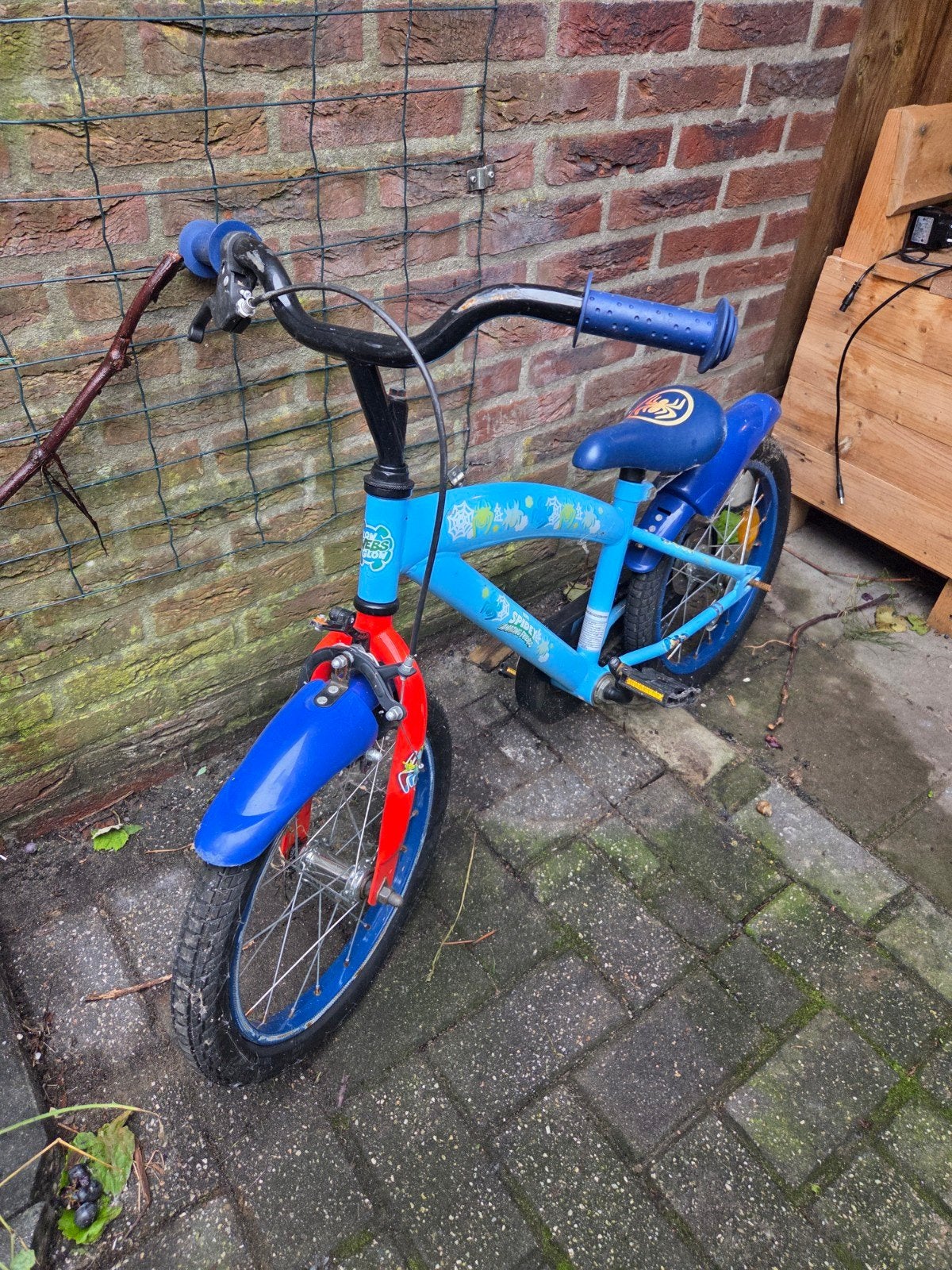 Blauwe kinderfiets met 16 inch wielen, Fietsen en Brommers, Fietsen | Kinderfietsjes, Ophalen of Verzenden, Gebruikt, Velgrem