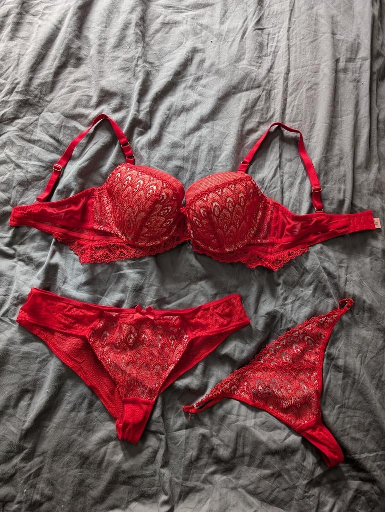 rode kanten lingeriesetje hunkemoller 85E slip string XL, Ophalen of Verzenden, Rood, String