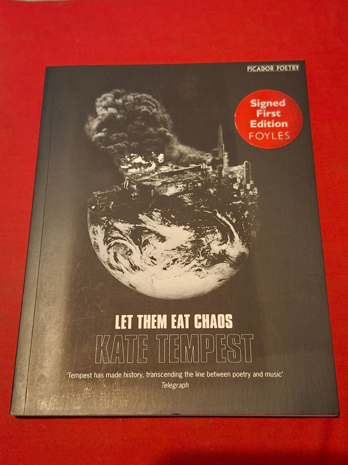GESIGNEERD (signed) Let them eat chaos. - Kate Tempest., Boeken, Taal | Engels, Ophalen of Verzenden, Gelezen