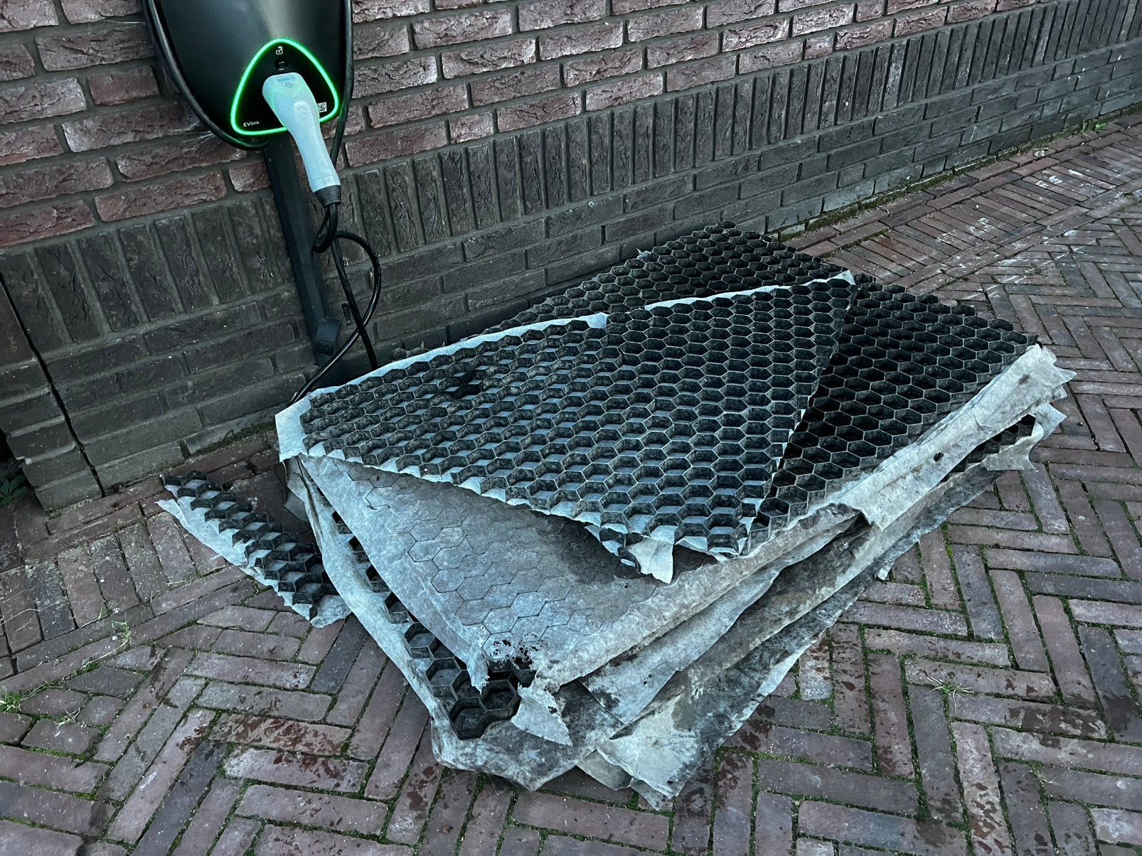 +/- 250 liter Basalt. Grindmatten en antraciet beton banden, Ophalen, Nieuw, Split
