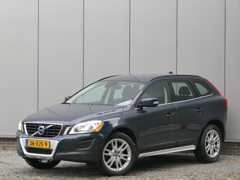 Volvo XC60 2.0 D3 AUT Momentum Xenon / Trekhaak / Leer, Automaat, Euro 5, 15 km/l, Gebruikt