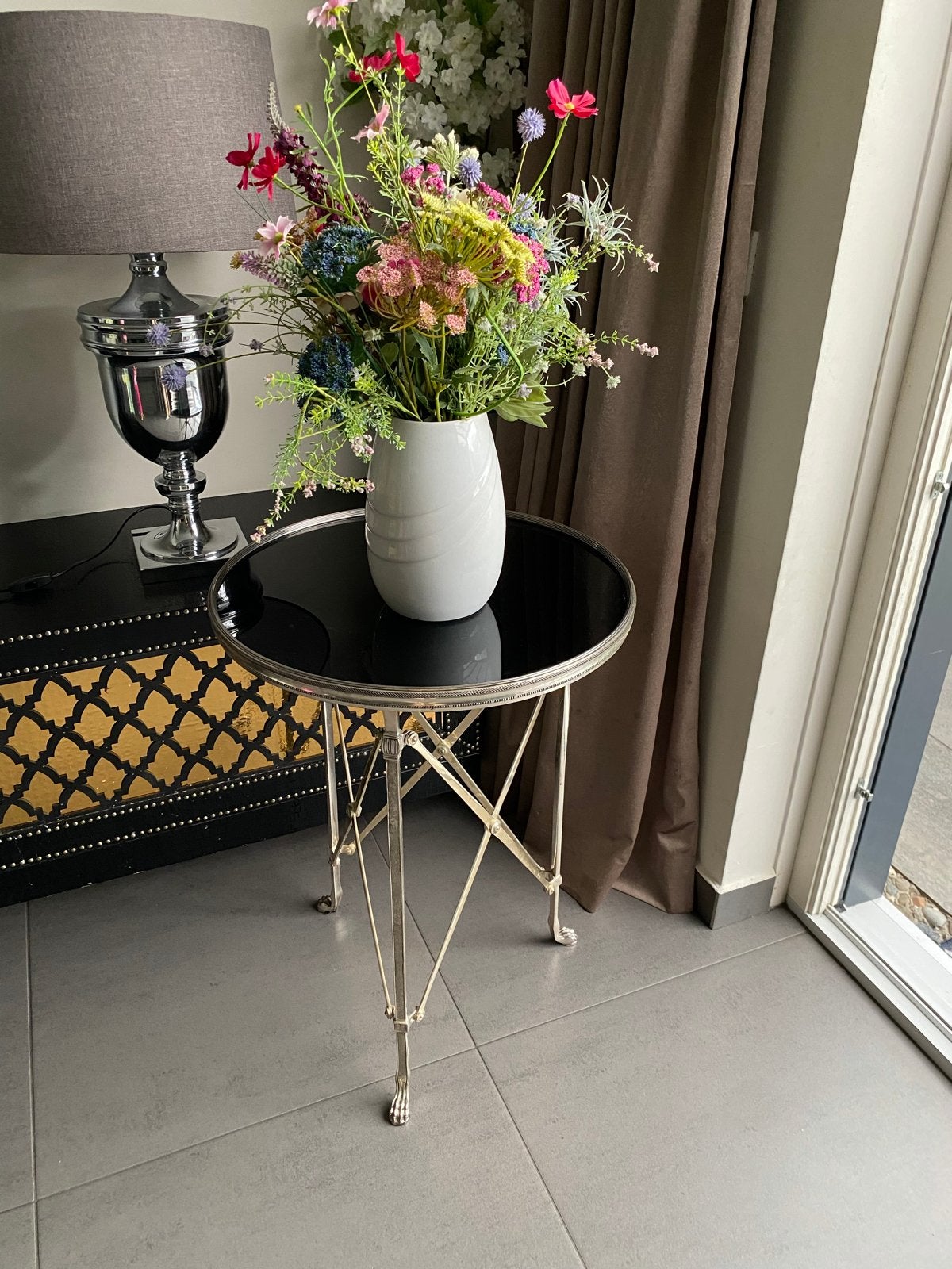 Originele Eichholtz bijzettafel met glazen blad, Ophalen, Minder dan 55 cm, Metaal of Aluminium, Rond