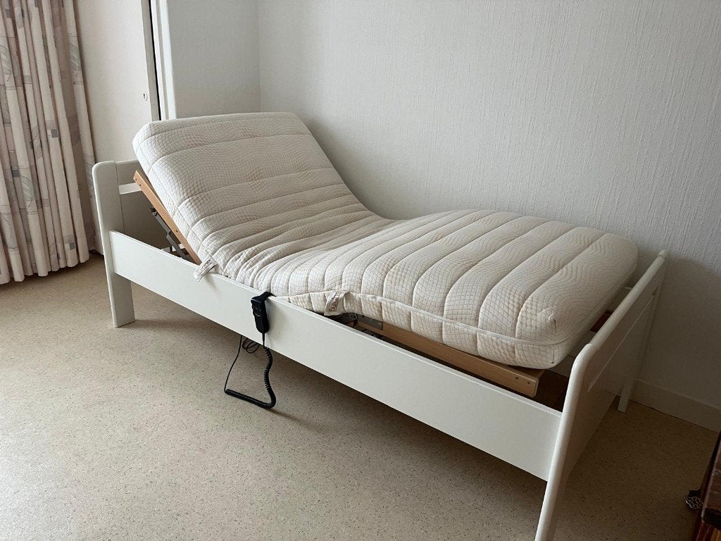 Bed met elektrische lattenbodem, Huis en Inrichting, Ophalen, Verstelbaar, 90 cm, Eenpersoons