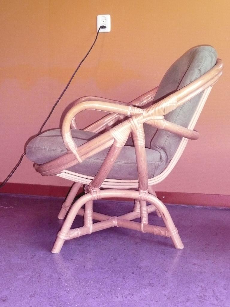 Twee echte rotan stoelen met geheel nieuwe kussen., Ophalen, Klassiek en eventueel retro, Minder dan 75 cm, Riet of Rotan