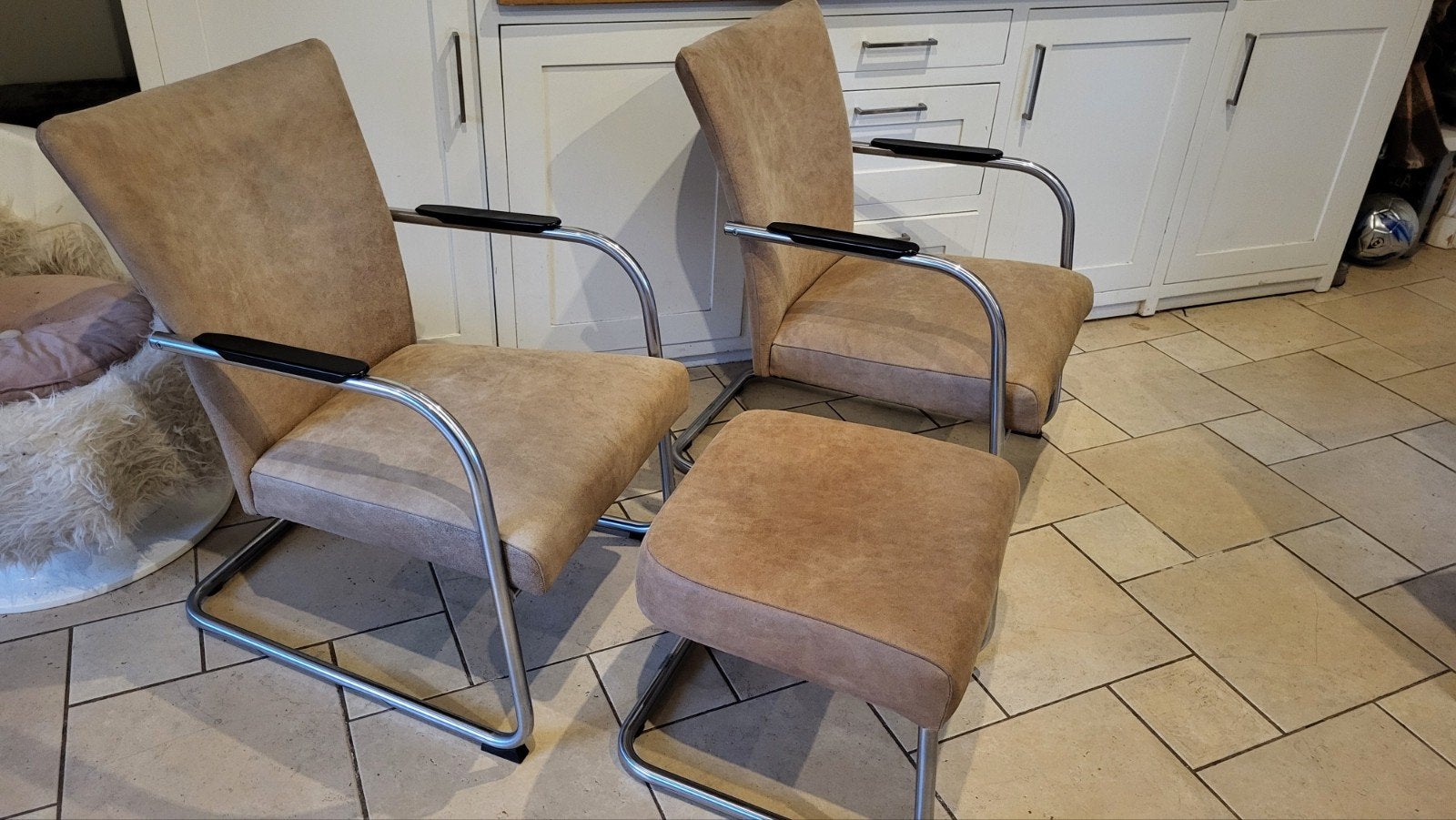 Vintage fauteuils met voetenbankje gemerkt leer

Bieden vana, Huis en Inrichting, Stoelen, Ophalen, Gebruikt, Leer, Twee
