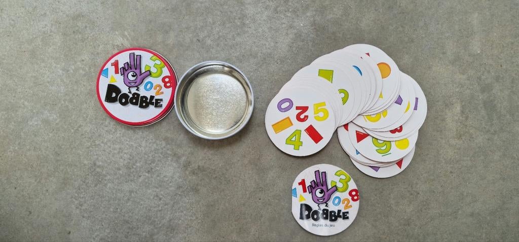 Dobble Cijfers en Vormen Kaartspel, Drie of vier spelers, Ophalen of Verzenden, Zo goed als nieuw