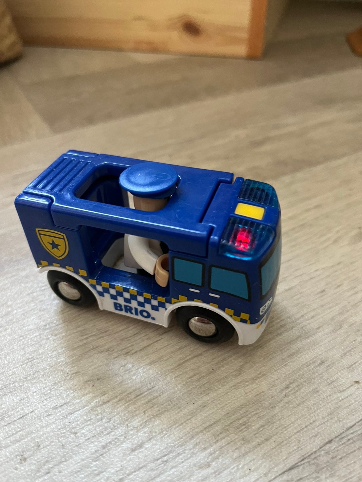 Brio houten trein - politie bus met licht en geluid, Ophalen of Verzenden, Zo goed als nieuw
