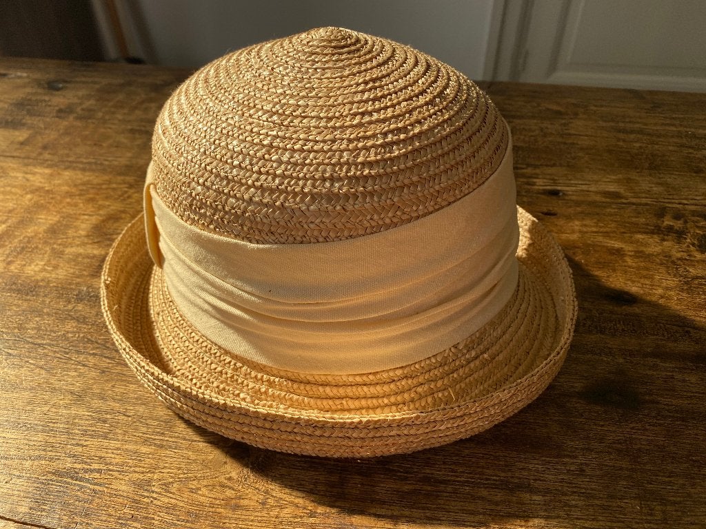 Hoed - zandkleur sisal - zandkleur band stof, Ophalen of Verzenden, Zo goed als nieuw, 56 of 57 cm (M, 7 of 7⅛ inch), Hoed