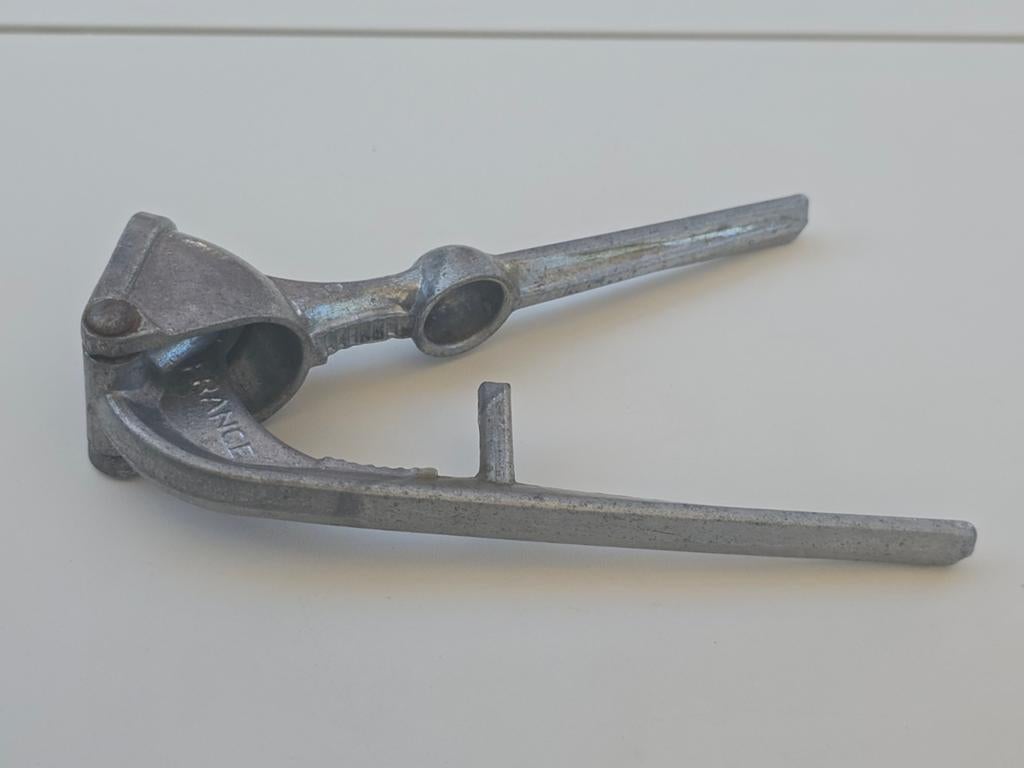 Antieke Franse aluminium knoflookpers en notenkraker €15, Antiek en Kunst, Antiek | Keukenbenodigdheden, Ophalen of Verzenden