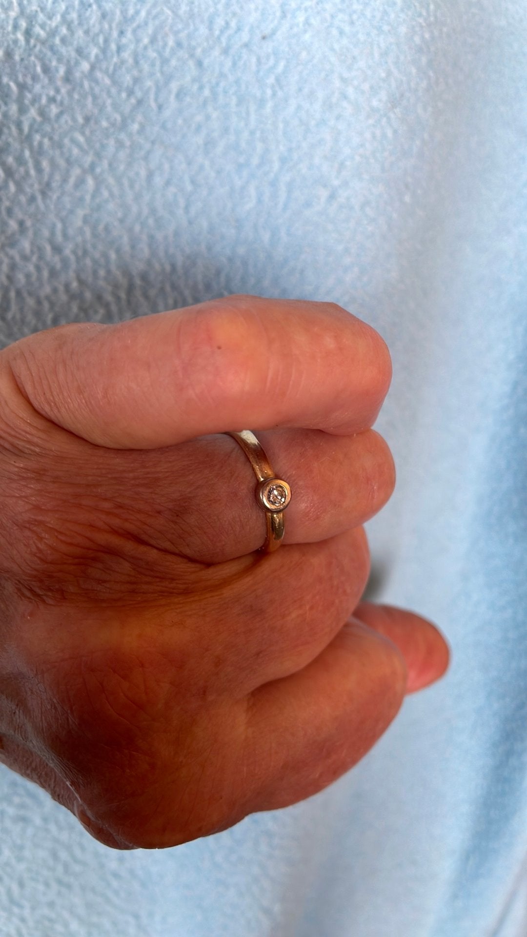 Gouden ring met diamantje, Ophalen of Verzenden, Zo goed als nieuw, 17 tot 18, Dame
