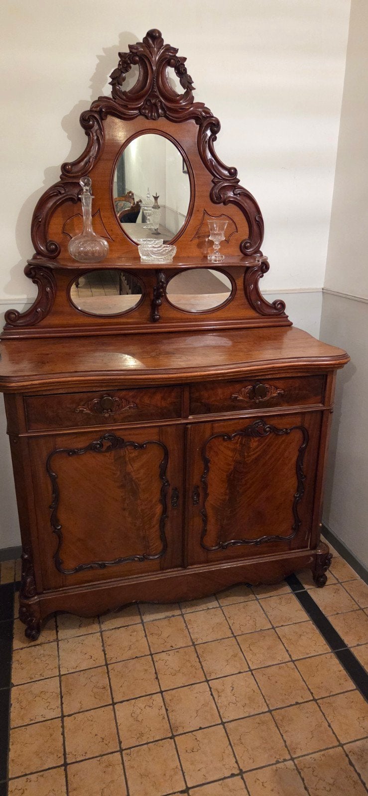 Antiek dressoir met spiegel en houtsnijwerk, Antiek en Kunst, Ophalen