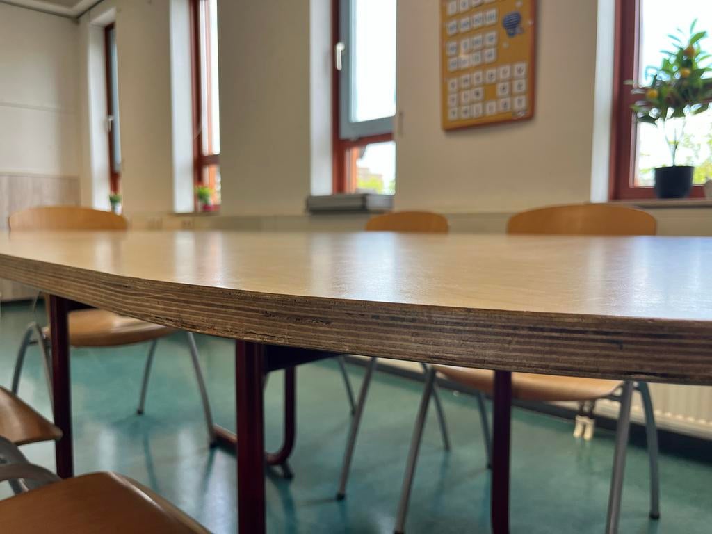 Ovale tafel met metalen onderstel - Gebruikt, Huis en Inrichting, Tafels | Eettafels, Ophalen, Gebruikt, 50 tot 100 cm, 150 tot 200 cm