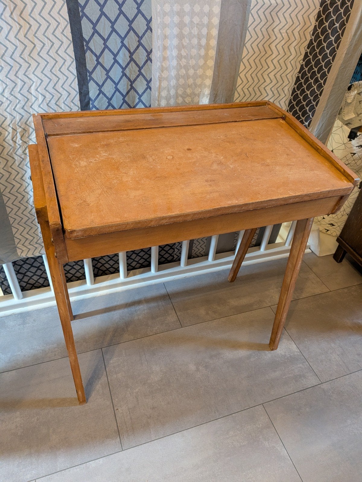 Vintage houten kinderbureau met stoel, Ophalen of Verzenden