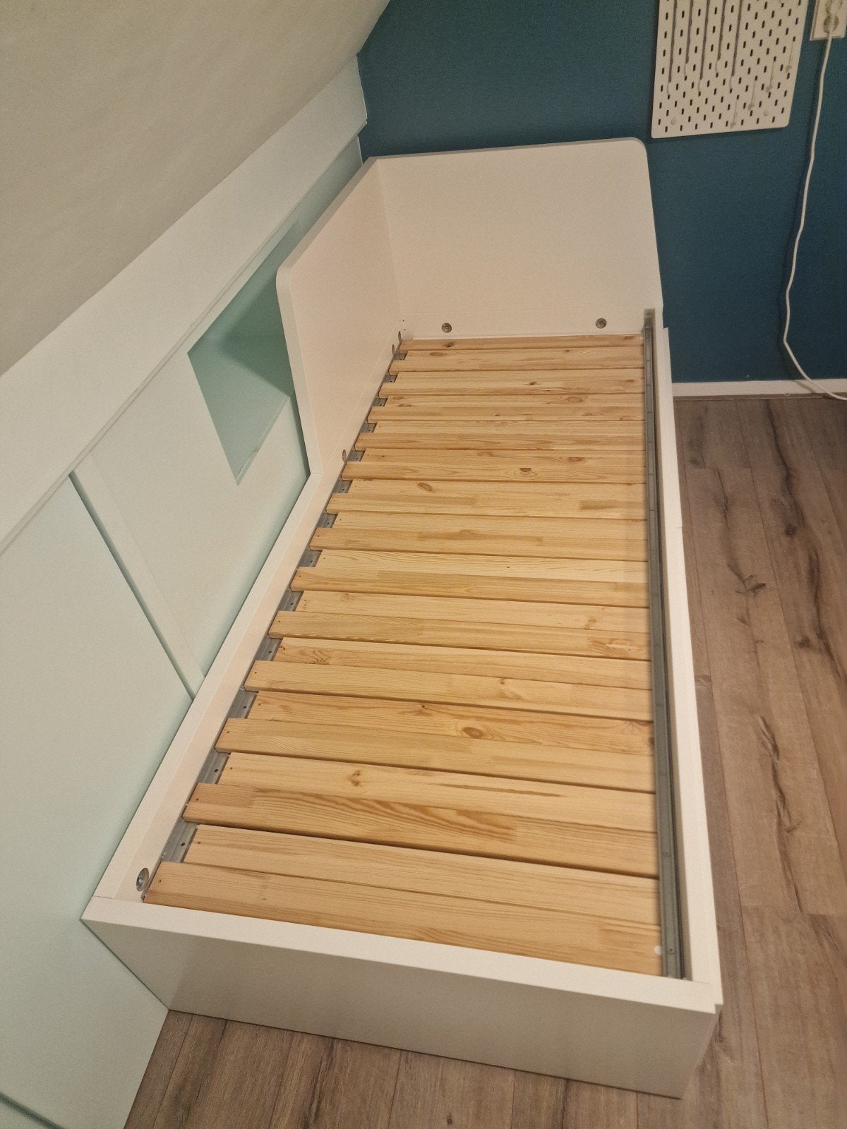 Ikea Flekke bedbank met eventueel 1 of 2 matrassen, Huis en Inrichting, Ophalen, Gebruikt, Wit, Tweepersoons