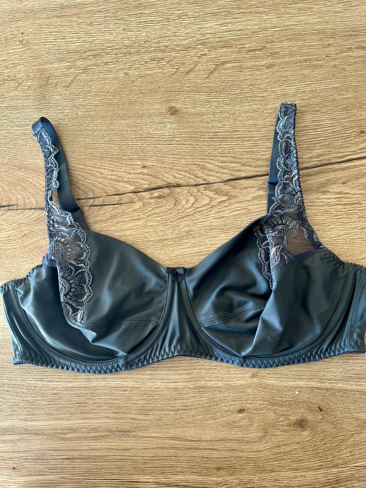 Triumph 100E full cup  antraciet grijs met zilver borduur, Kleding | Dames, Ondergoed en Lingerie, Verzenden, BH, Grijs