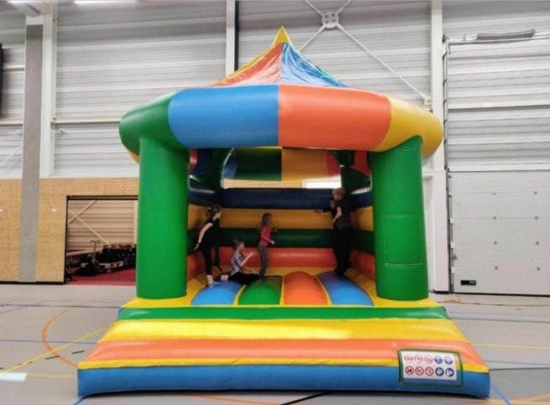 Springkussen carrousel 5x5 meter overdekt

Prijs €1500,- exc, Ophalen of Verzenden, Zo goed als nieuw, Overige