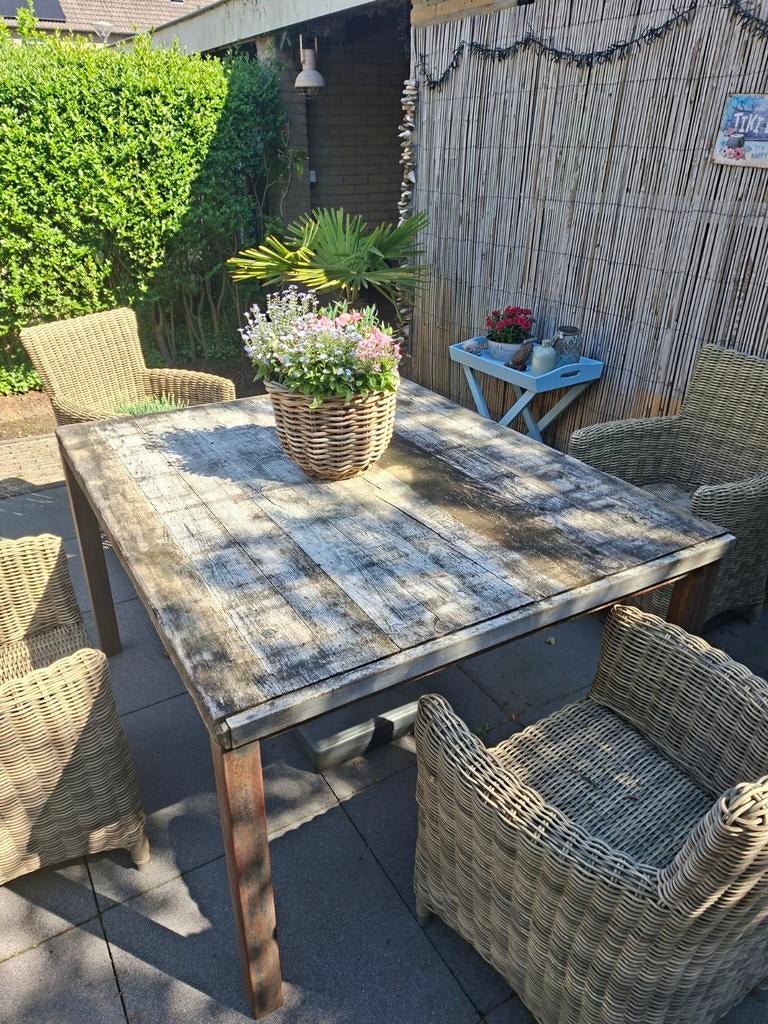 Robuuste houten tafel met steenschotten 140x116, Ophalen of Verzenden, Gebruikt, Rechthoekig, Hout