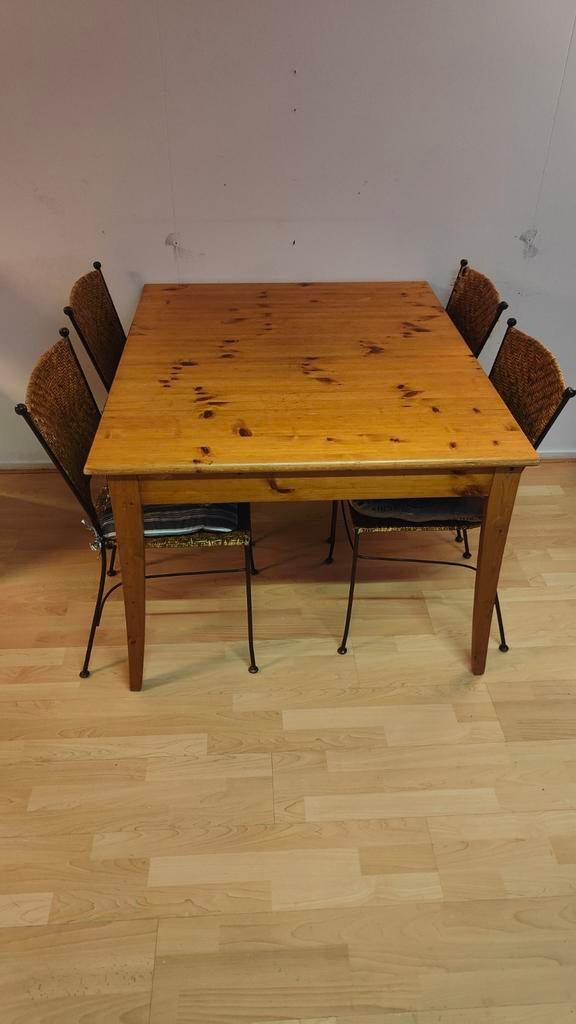 Houten eettafel met 4 rieten stoelen, Huis en Inrichting, Tafels | Eettafels, Ophalen, Gebruikt, 100 tot 150 cm, Rustiek