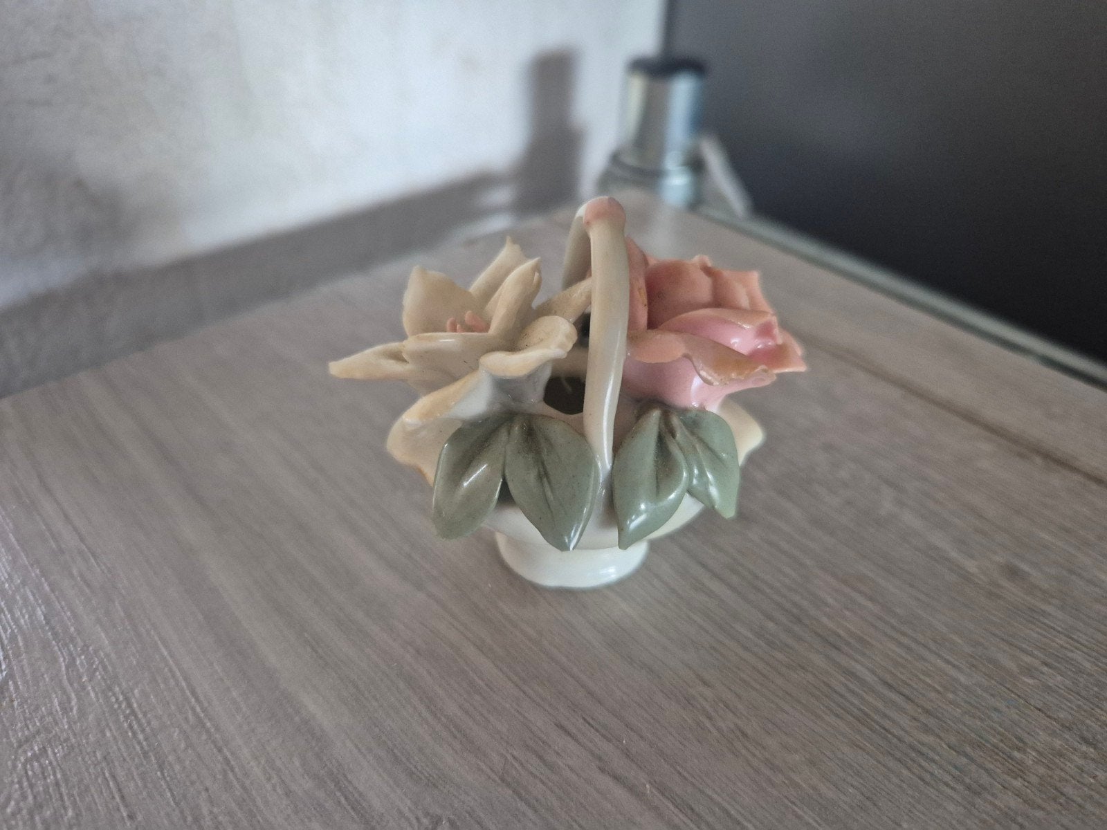 porseleinen mandje met bloemen, Ophalen of Verzenden