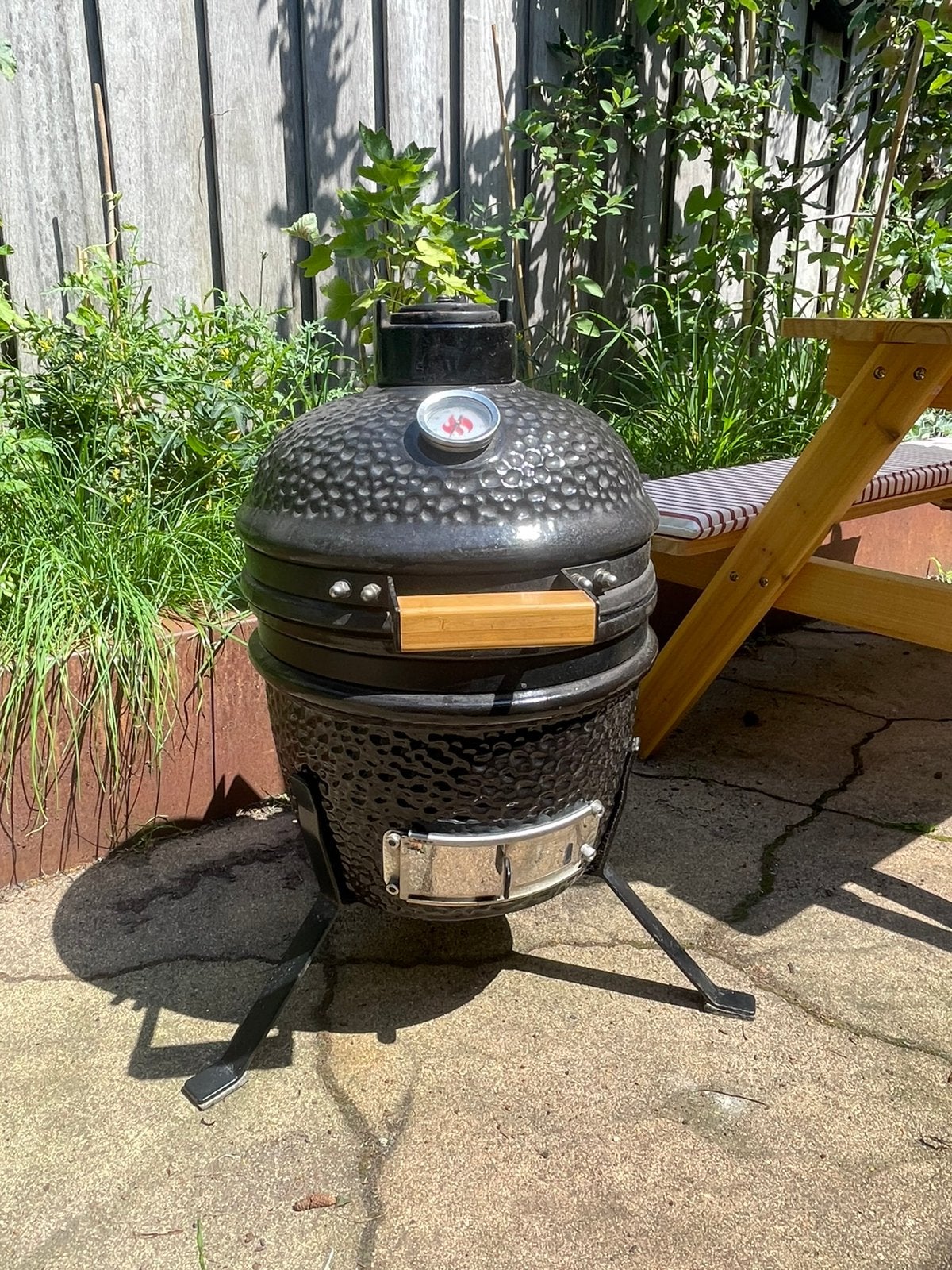 Compacte zwarte Kamado BBQ met gietijzeren rooster, Tuin en Terras, Ophalen of Verzenden, Gebruikt