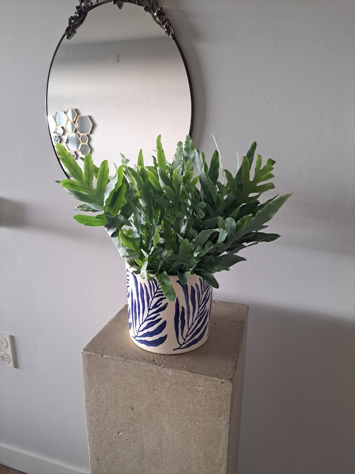 Mooie blauw plantenpot van Gisela Graham london, Tuin en Terras, Ophalen, Steen, Minder dan 30 cm, Rond