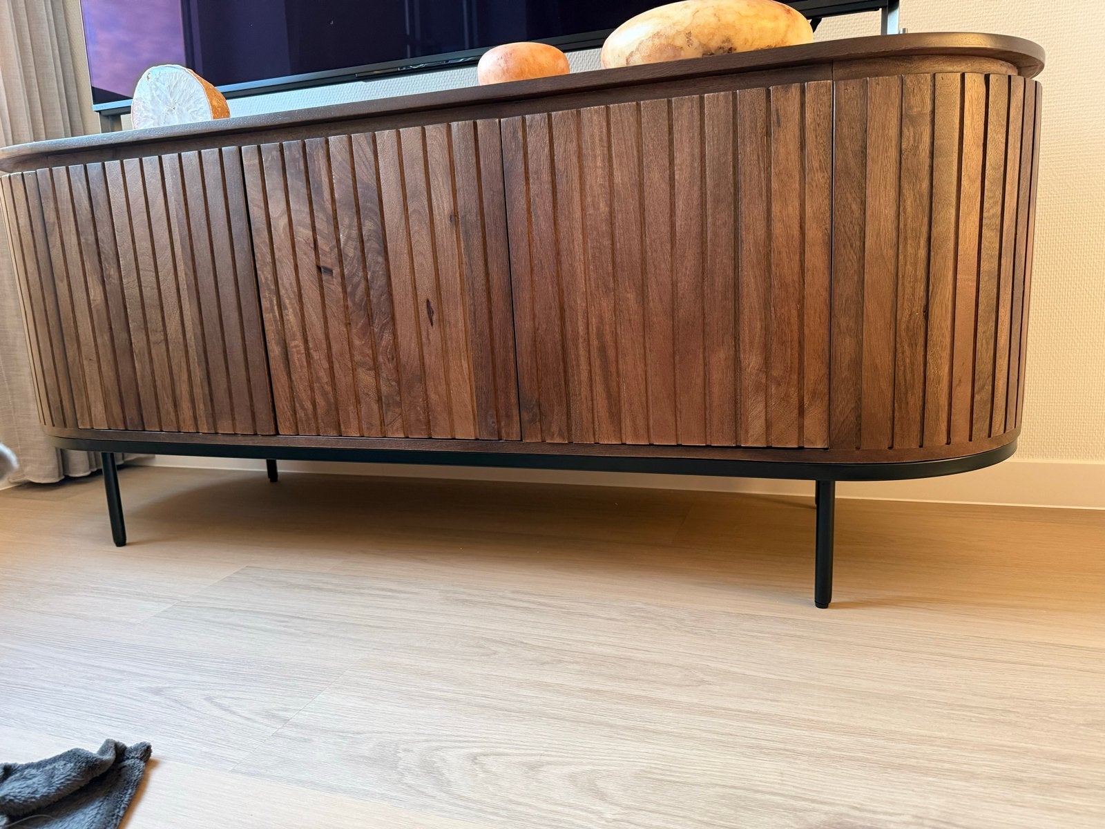 Stijlvol houten dressoir met lattenfront en metalen poten, Ophalen, Zo goed als nieuw