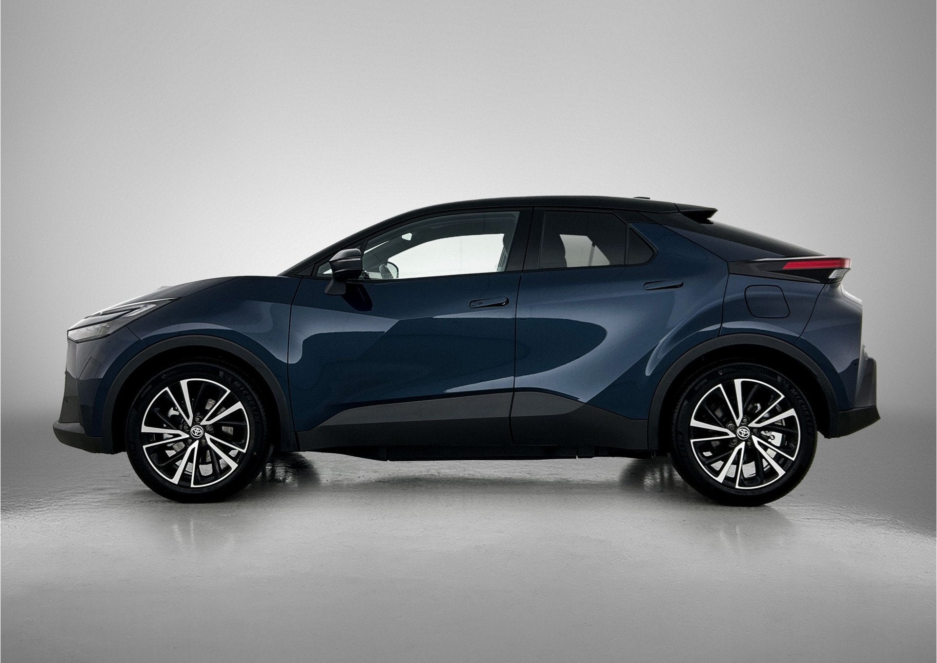 Toyota C-HR 2.0 Plug-in Hybrid 220 Executive Demo (bj 2025), Auto's, Toyota, 12 maanden, 725 kg, 4 cilinders, Leder en Stof