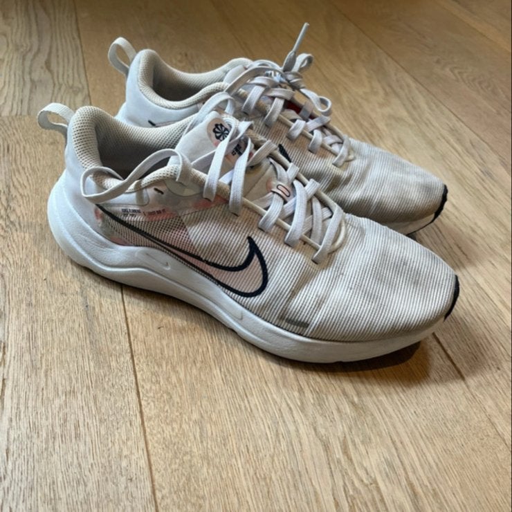 Nike Downshifter 12 - maat 3,5 - hardloopschoenen, Ophalen of Verzenden, Gedragen, Wit, Sneakers of Gympen