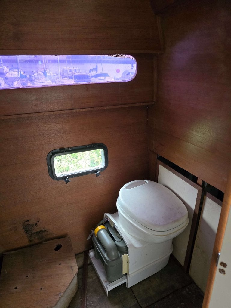 Foto 12 van Bayliner 9 meter opknapper 5.7L Bravo III duoprop €3500.-