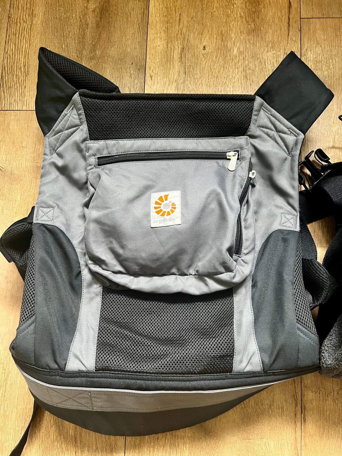 Ergobaby Performance draagzak zart/ grijs + fleece cover, Kinderen en Baby's, Overige merken, Ophalen of Verzenden, Zo goed als nieuw