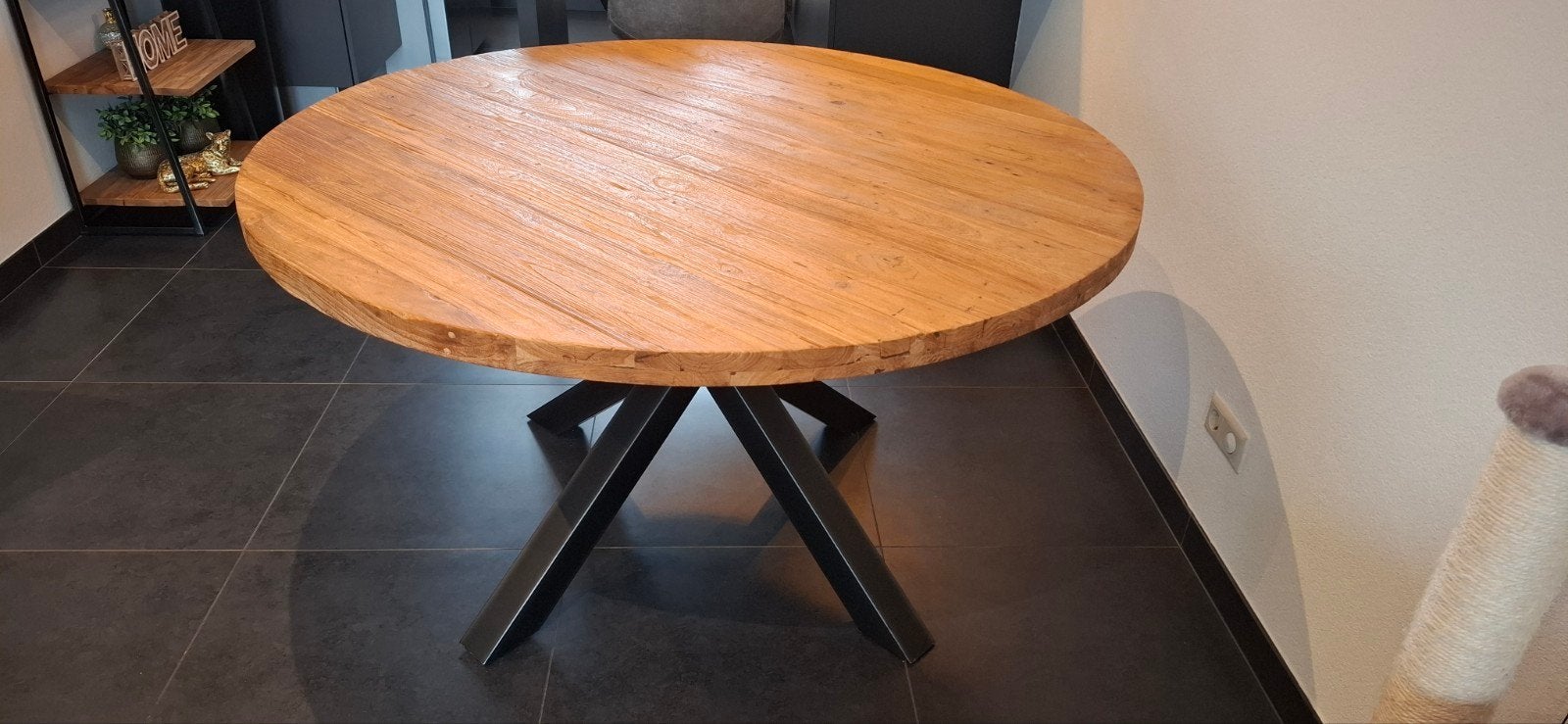 Romaro eettafel van Pronto wonen ø140 teak mix rough met kru