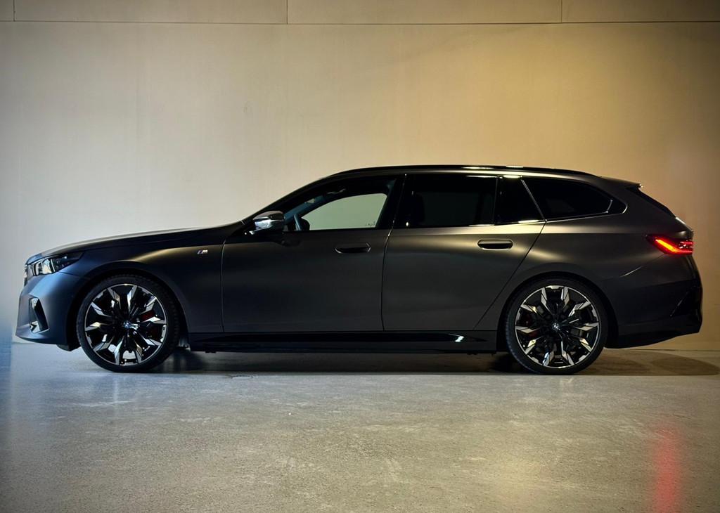 BMW i5 Touring M60 xDrive |Panorama |Ext/Inter. Carbon |Icon, Automaat, 12 maanden, Gebruikt, Verwarming stoelen achter
