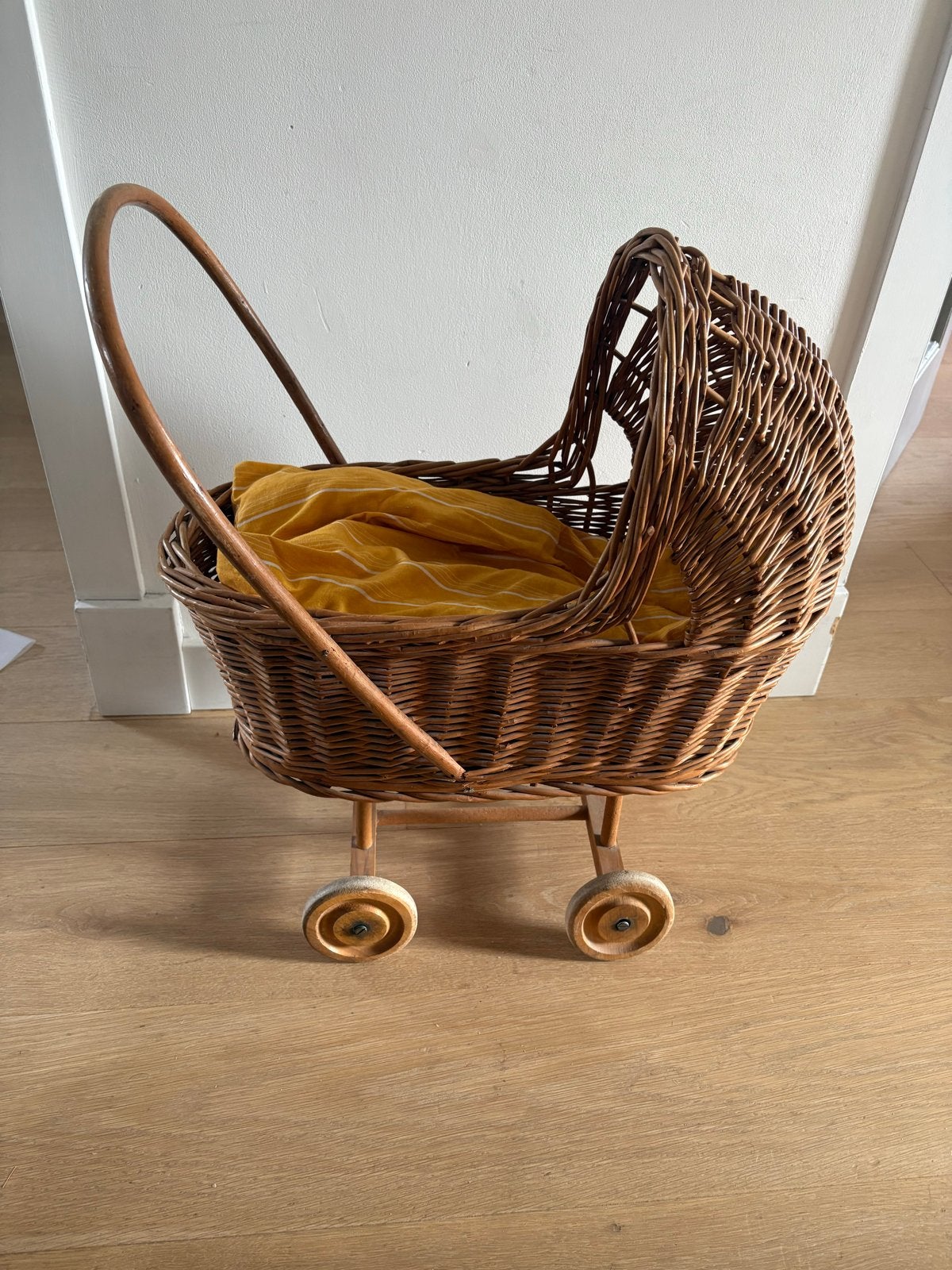 Vintage rieten poppenwagen met houten wielen, Ophalen of Verzenden, Gebruikt, Overige typen