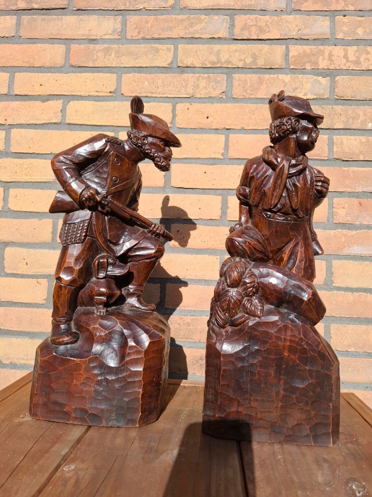 Paar antieke handgesneden houten beelden – uit 1923, Antiek en Kunst, Ophalen, Houtsnijwerk, Handgemaakt, Hout