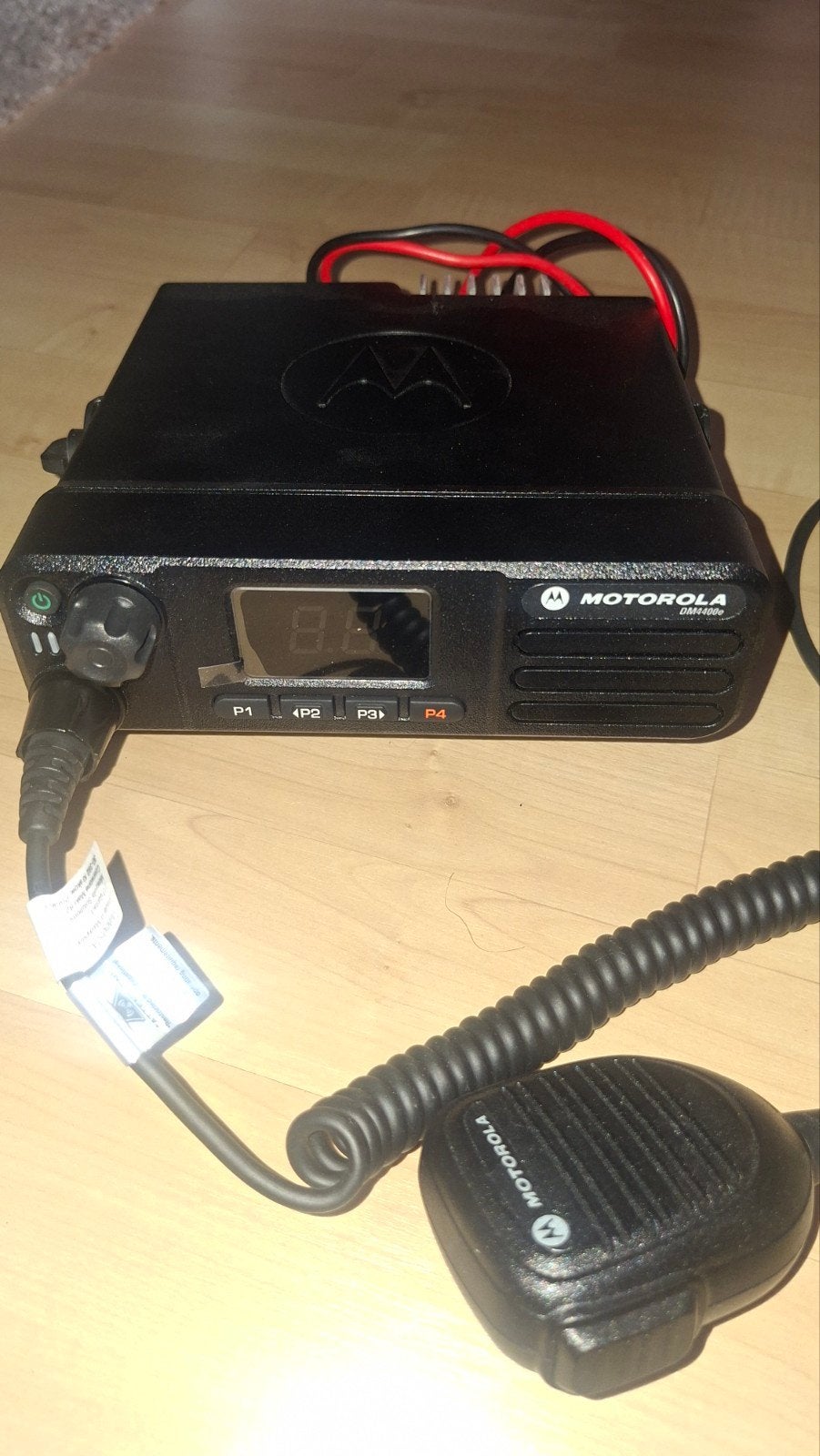 Motorola DM4400e mobilofoon met microfoon en programmeerkabe, Ophalen, Gebruikt, 15 km of meer, Portofoon of Walkie-talkie